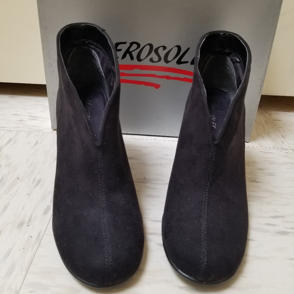EUC Aerosoles soft faux suede ankle bootie.